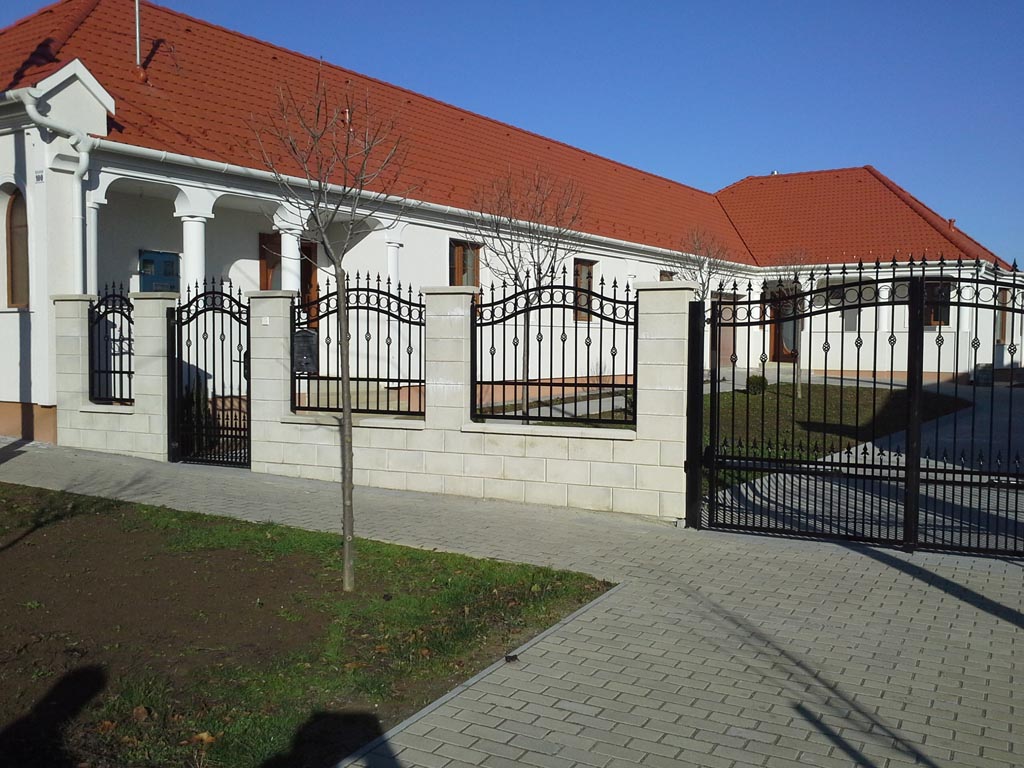 Kúria — kerítéssel, utcai nézet